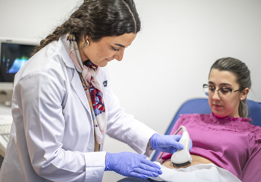Alumna de Radiología y Dosimetría practicando una ecografía