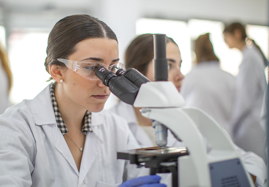 Alumna de Laboratorio Clínico y Biomédico realizando prácticas