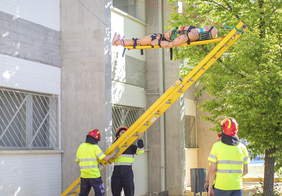 Alumnos en una clase práctica de Coordinación de Emergencias y Protección Civil