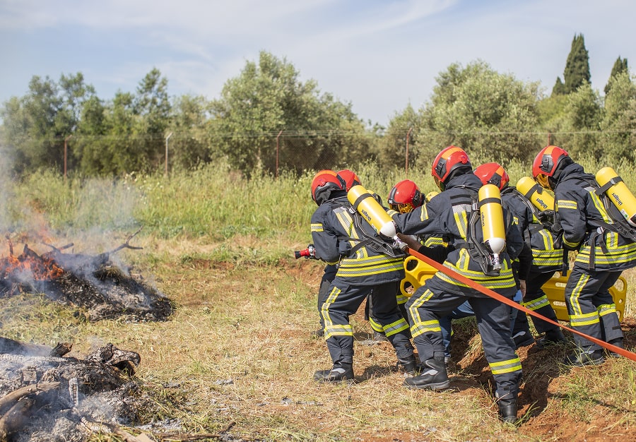 Alumnos de Emergencias y Protección Civil realizando prácticas de incendios.