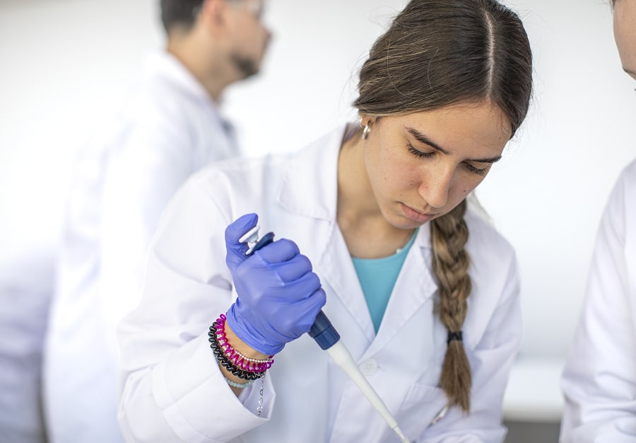 Alumna de FP Sanidad en prácticas de Laboratorio