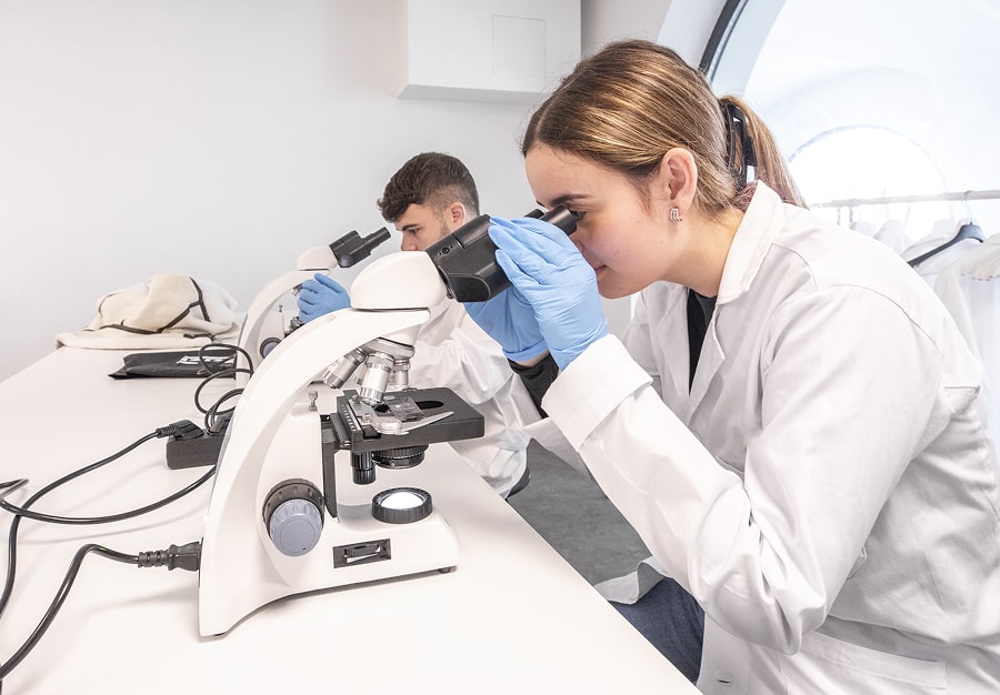Alumnas de Higiene Bucodental practicando una limpieza dental