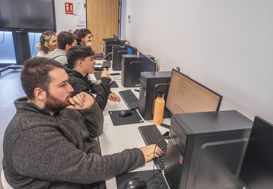 Alumna de Radiología y Dosimetría practicando una ecografía