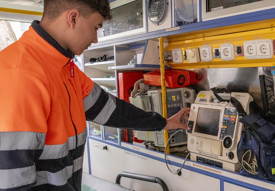 Alumna de Laboratorio Clínico y Biomédico realizando prácticas
