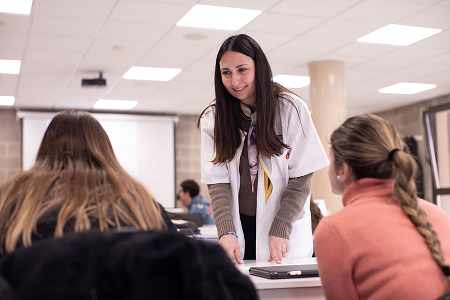 Alumnos del ciclo de Cuidados Auxiliares de Enfermería en una clase práctica del ciclo