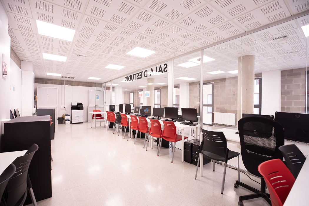 Sala de estudio del centro de formación profesional ILERNA Lleida