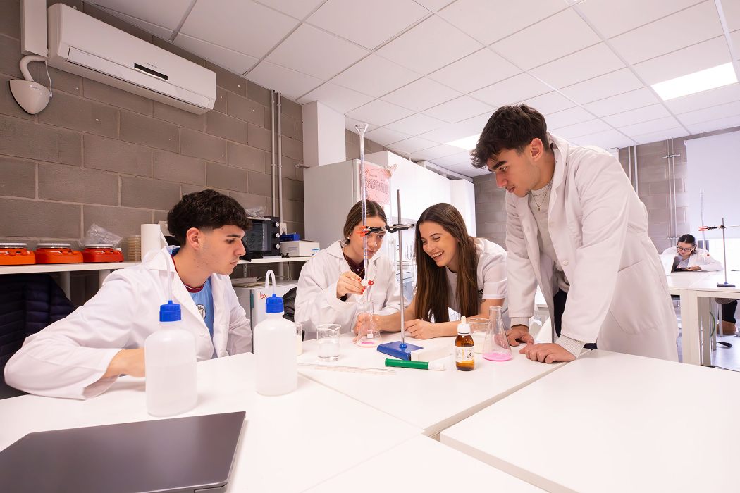 Alumnos en una clase práctica del ciclo de Dietética