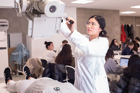 Alumna en una clase práctica del ciclo de Imagen para el Diagnóstico y Medicina Nuclear
