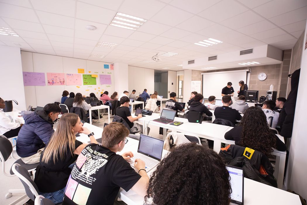 Alumnos en una clase del ciclo de Marketing y Publicidad de iLERNA Lleida