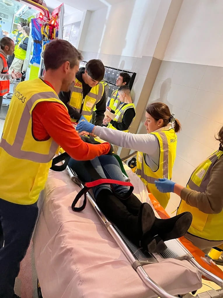 Estudiantes en una clase práctica en iLERNA Open Pamplona