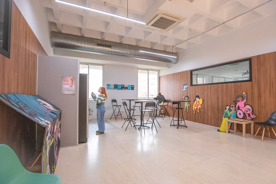 Zona de ocio y comedor del centro de  formación ILERNA Sevilla