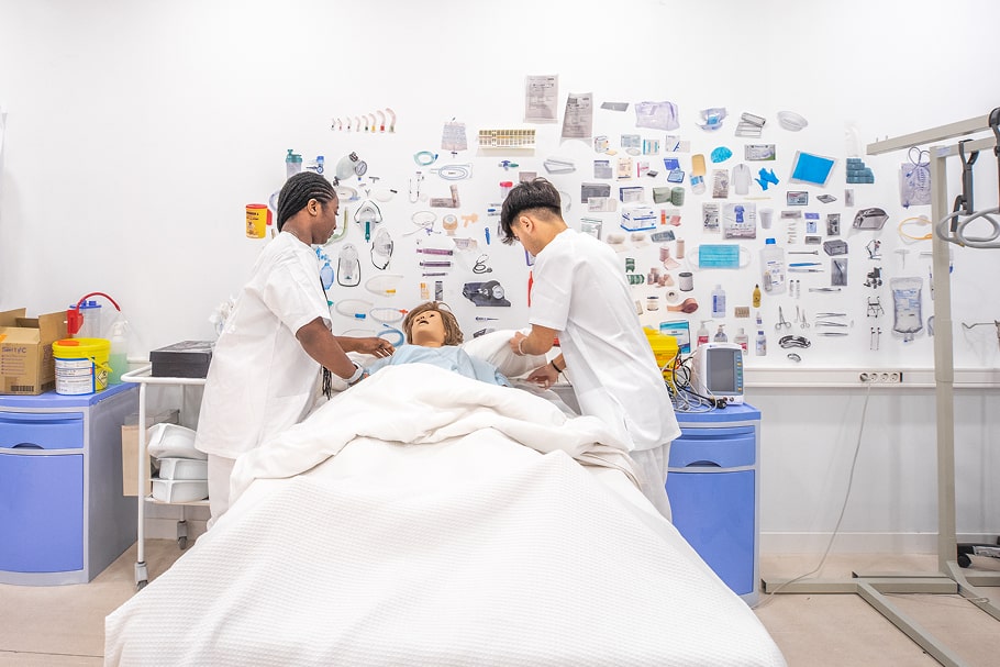 Estudiantes de TCAE en las instalaciones de ILERNA Sevilla durante una simulación