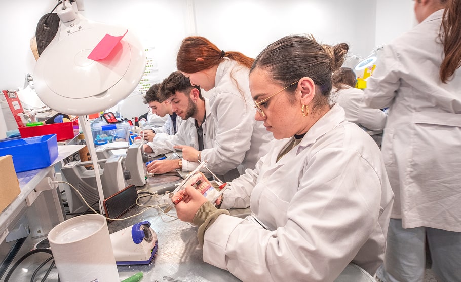 Alumnos del ciclo en Prótesis Dentales durante una clase práctica en el aula