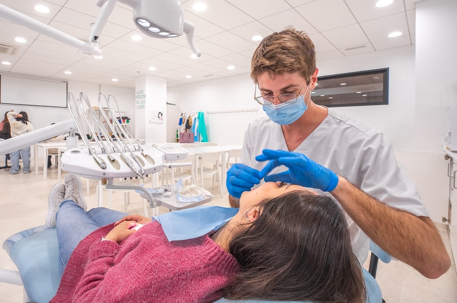 Alumno de Higiene Bucodental realizando una actividad práctica de limpieza dental