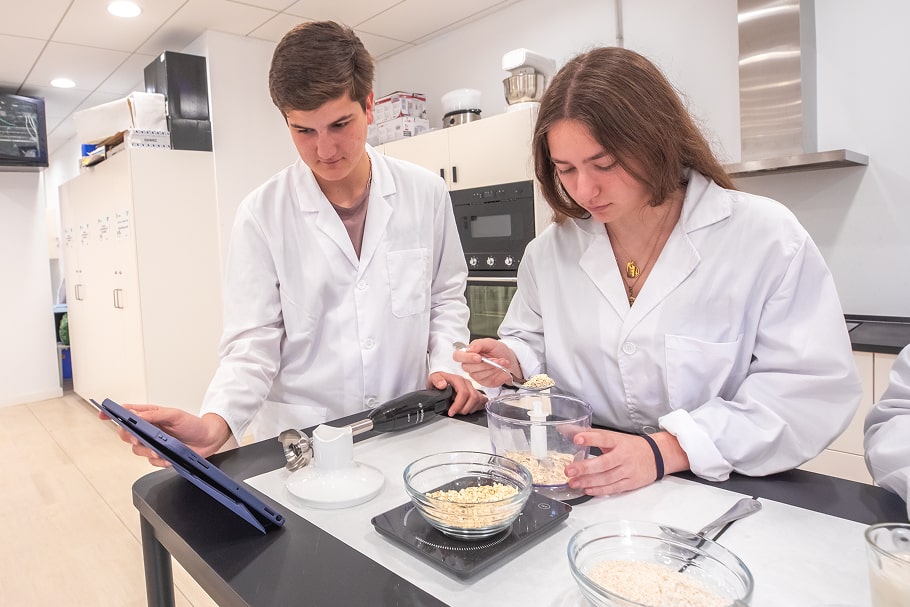 Estudiantes del ciclo en Dietética durante una clase práctica en ILERNA Sevilla