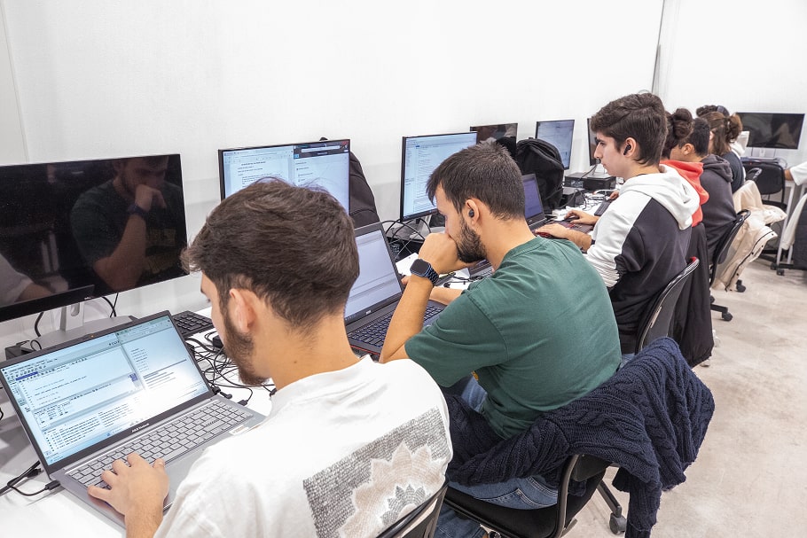 Estudiantes de FP Informática trabajando en el aula habilitada para sus clases