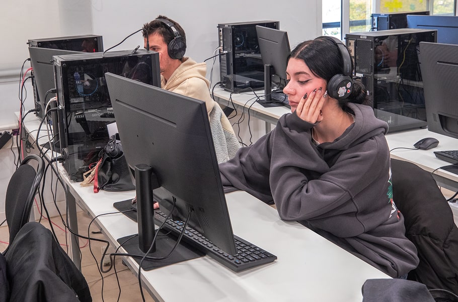 Estudiantes del ciclo en 3D, Juegos y Entornos Interactivos durante una clase en el aula equipada con maquinaria de última generación