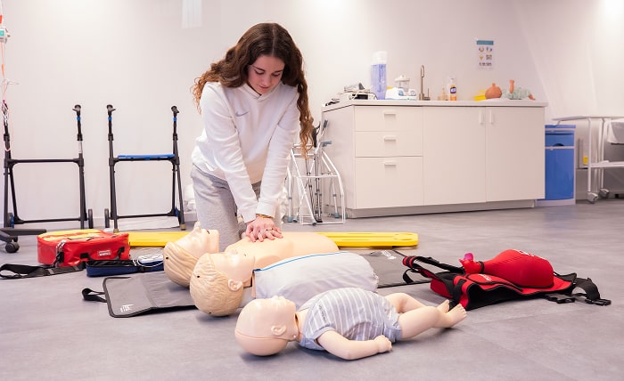 Alumna realizando prácticas de TCAE en ILERNA Tarragona