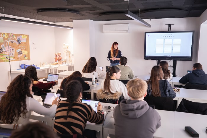 Profesora en clase de ILERNA Tarragona