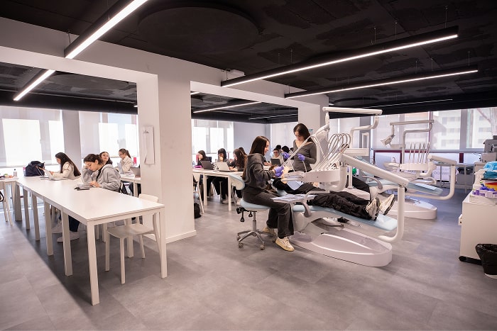 Aula del Grado Superior de Higiene Bucodental en Tarragona