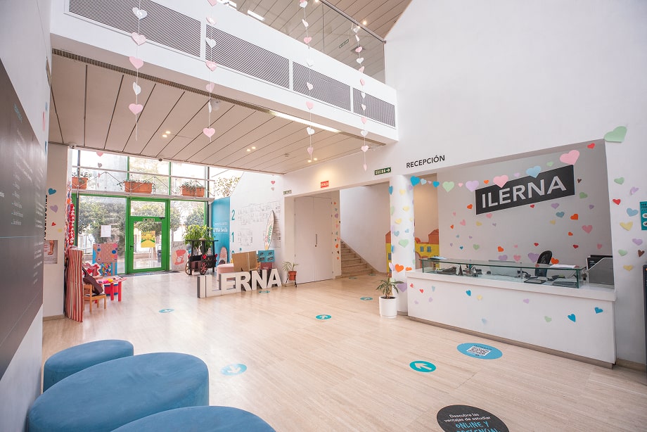 Entrada y recepción del centro profesional de FP ILERNA Sevilla