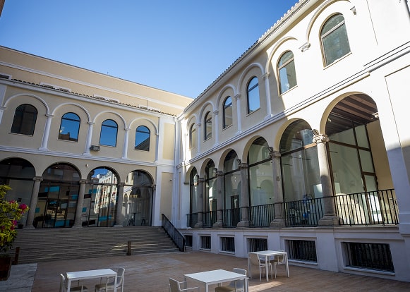 Patio interior del centro de formación profesional ILERNA Valladolid