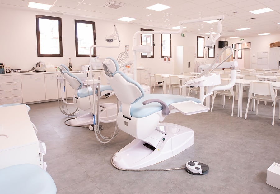  Aula del ciclo en Higiene Bucodental de ILERNA Valladolid equipada con maquinaria de última generación.