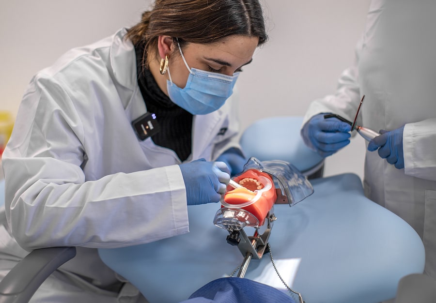 Alumna de ILERNA Valladolid durante una clase práctica de Higiene Bucodental