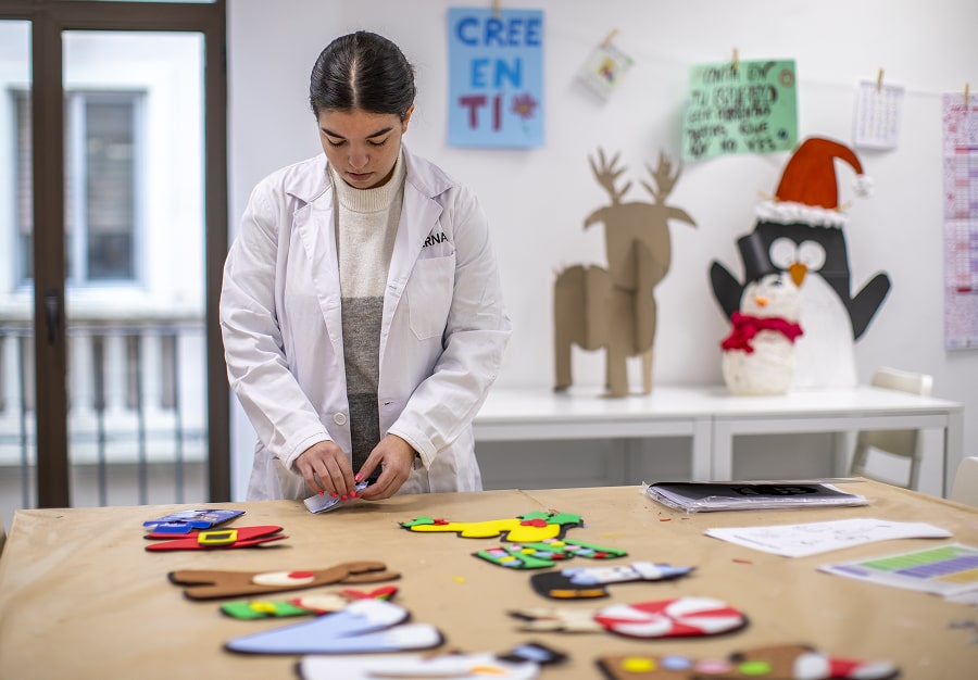 Alumna de Educación Infantil durante una clase práctica en ILERNA Valladolid