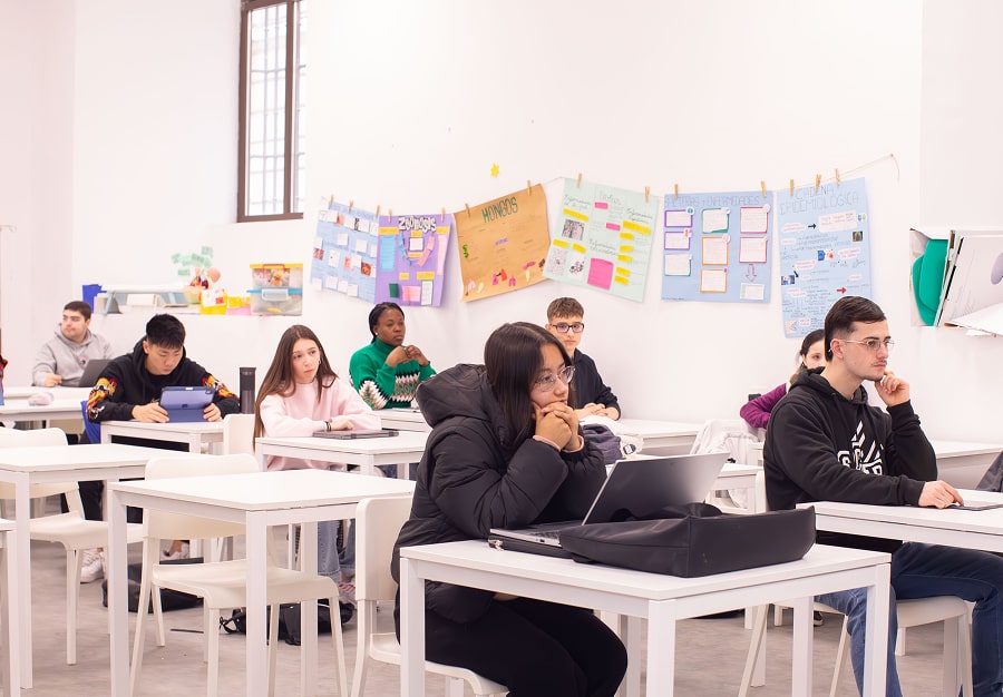 Alumnos del centro profesional ILERNA Valladolid en una de las aulas de centro